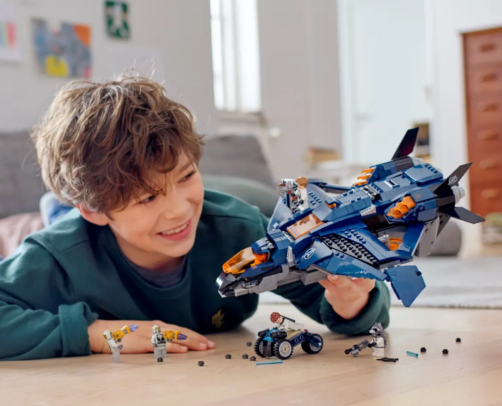 "Galingasis Keršytojų reaktyvinis lėktuvas Quinjet" Konstruktorius